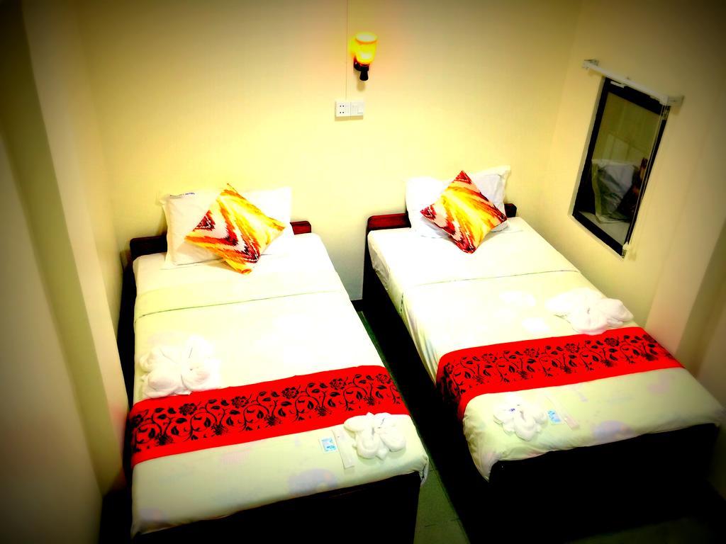 Everest Hotel Yangon Esterno foto