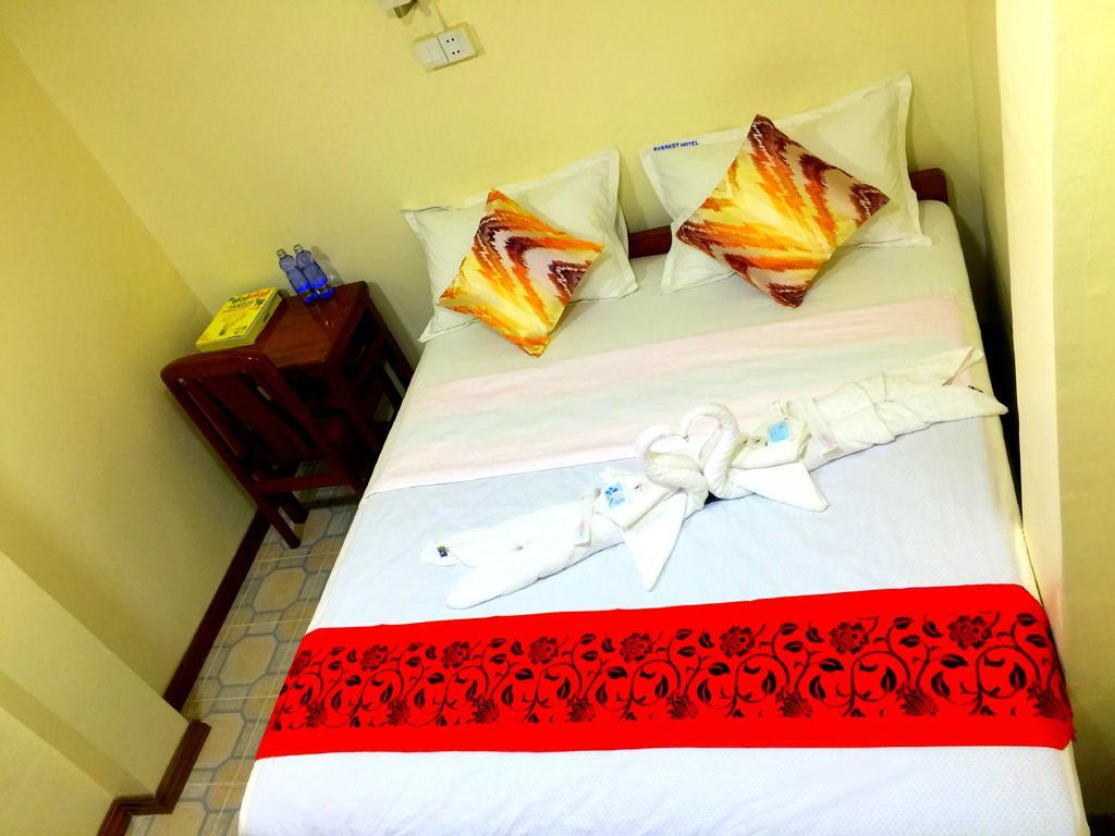 Everest Hotel Yangon Esterno foto