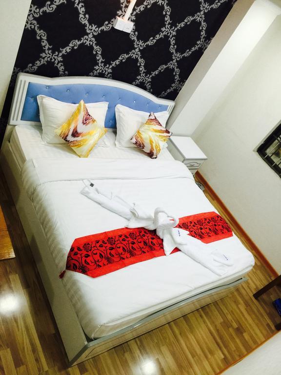 Everest Hotel Yangon Esterno foto