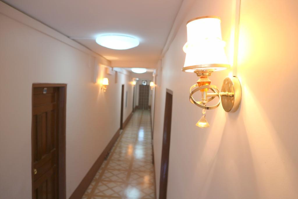 Everest Hotel Yangon Esterno foto