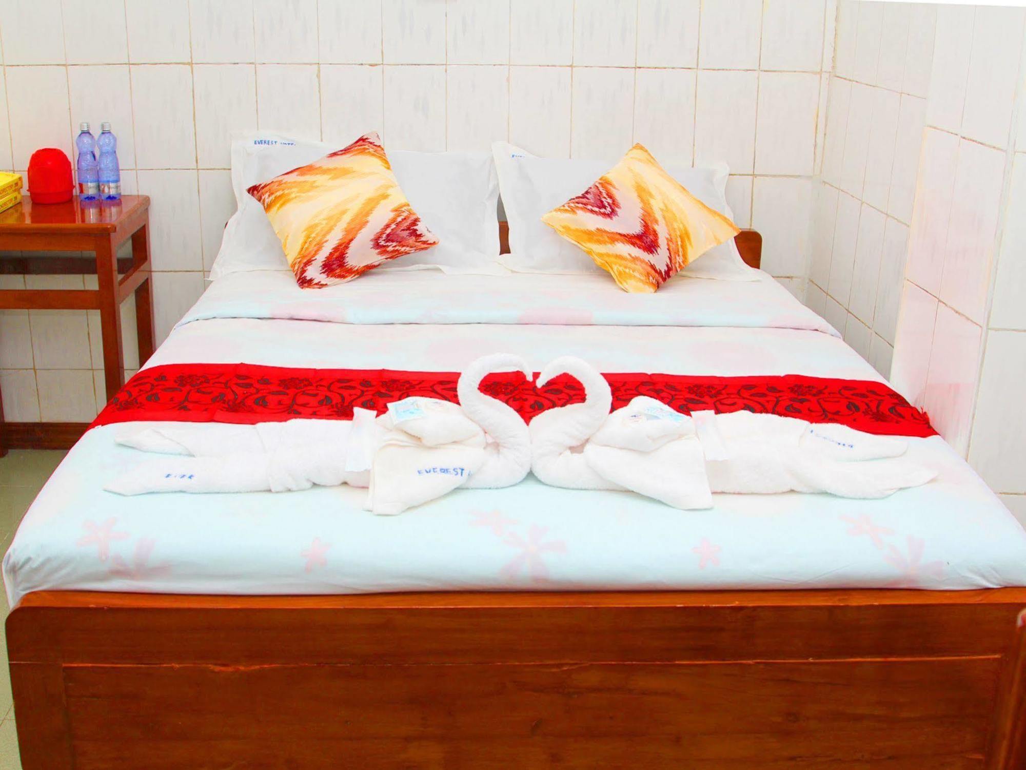 Everest Hotel Yangon Esterno foto